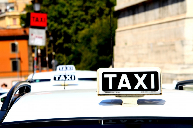 taxis-LES MUJOULS-min_taxi_auto_rome_road_white-1051610